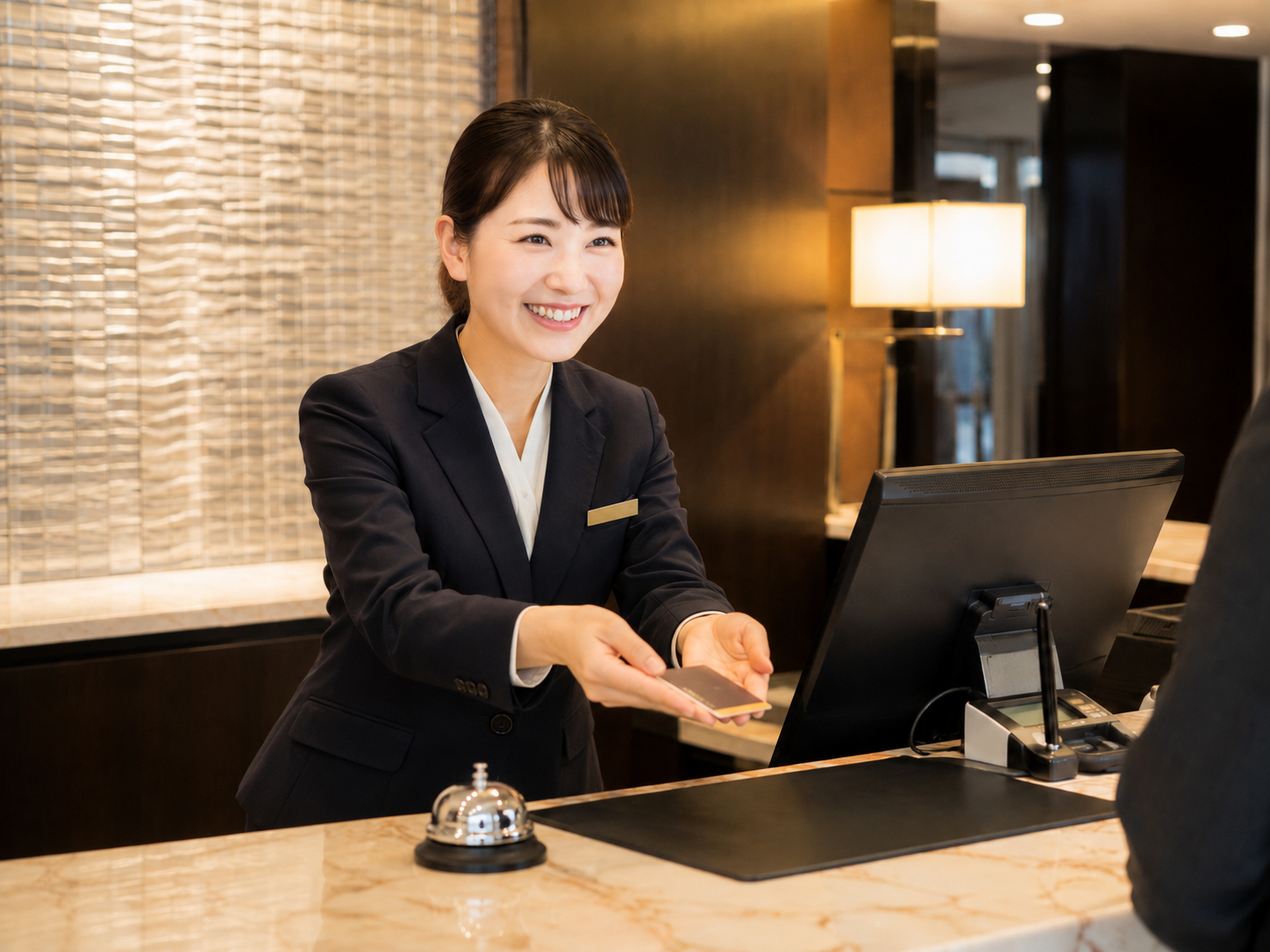 ホテルのフロントで接客するスタッフ（前職のイメージ）