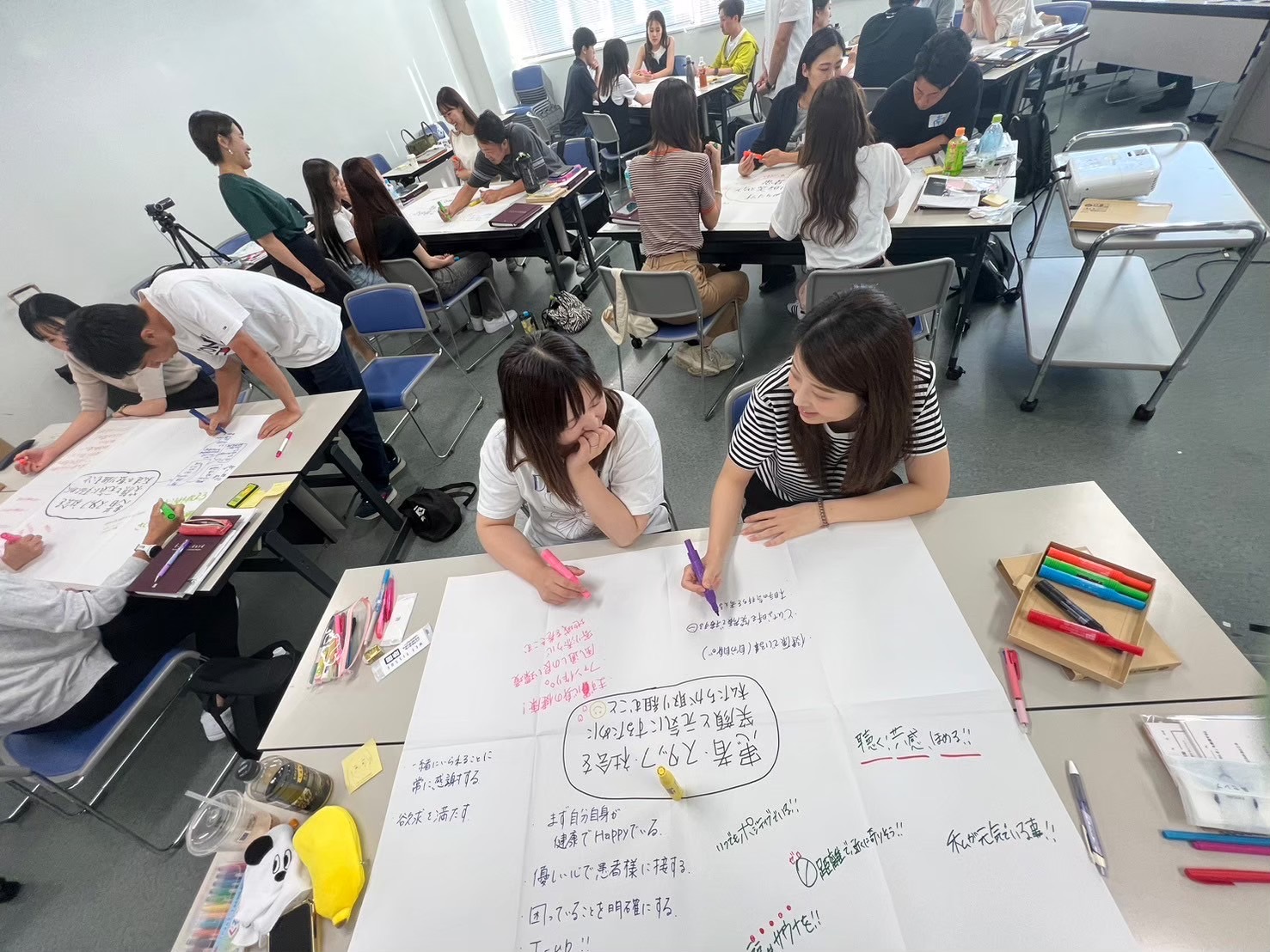 研修でグループワークに取り組むスタッフ