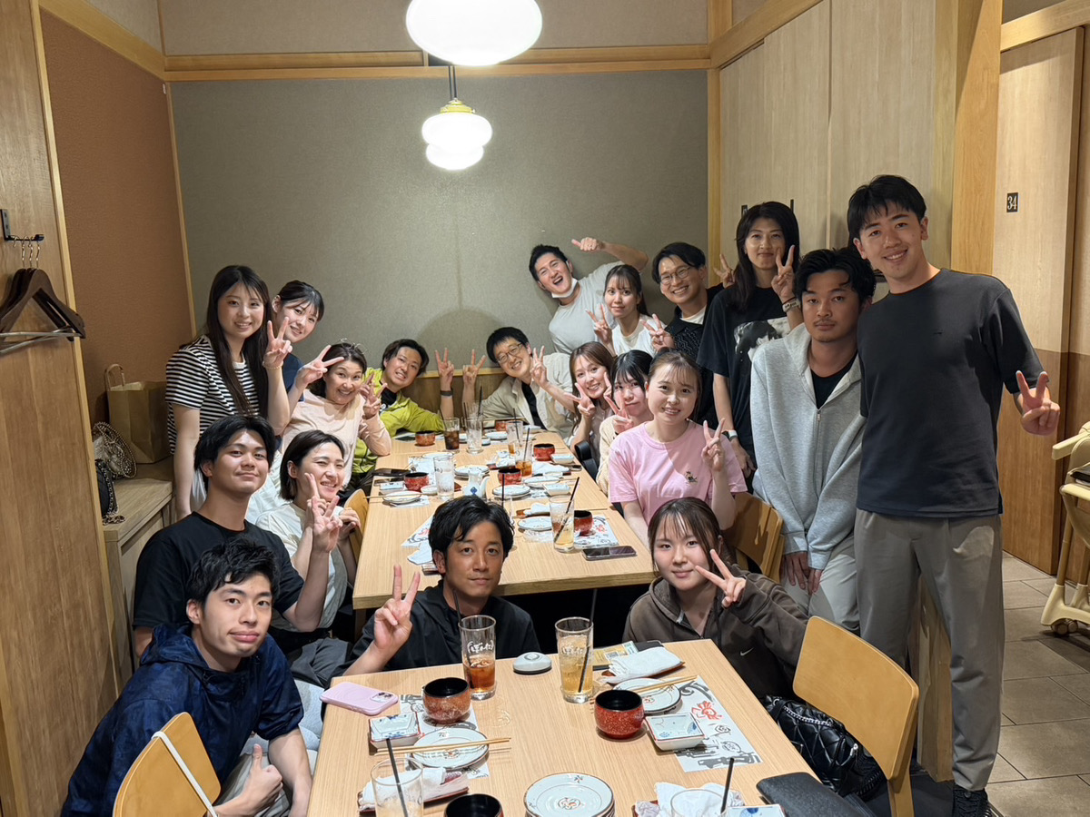 さくら通り整形外科クリニックのスタッフが懇親会に集まっている様子
