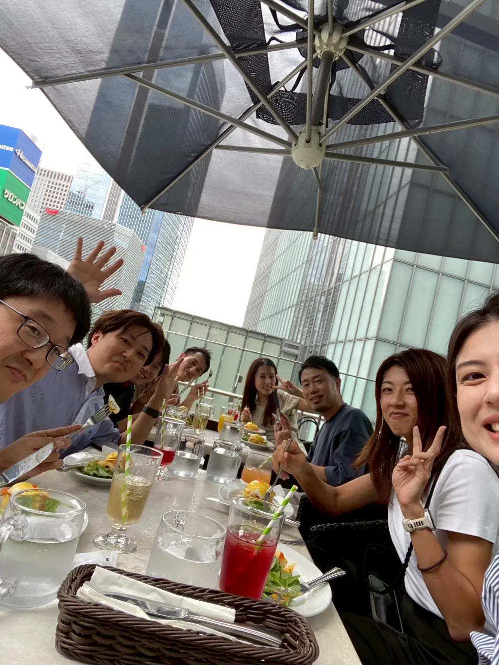 長期休暇中のテラスでの食事会の様子