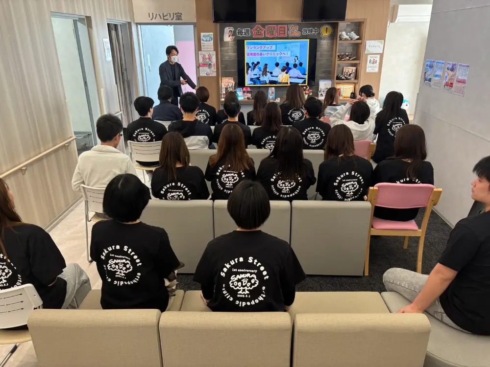 スタッフが集まる院内研修の様子