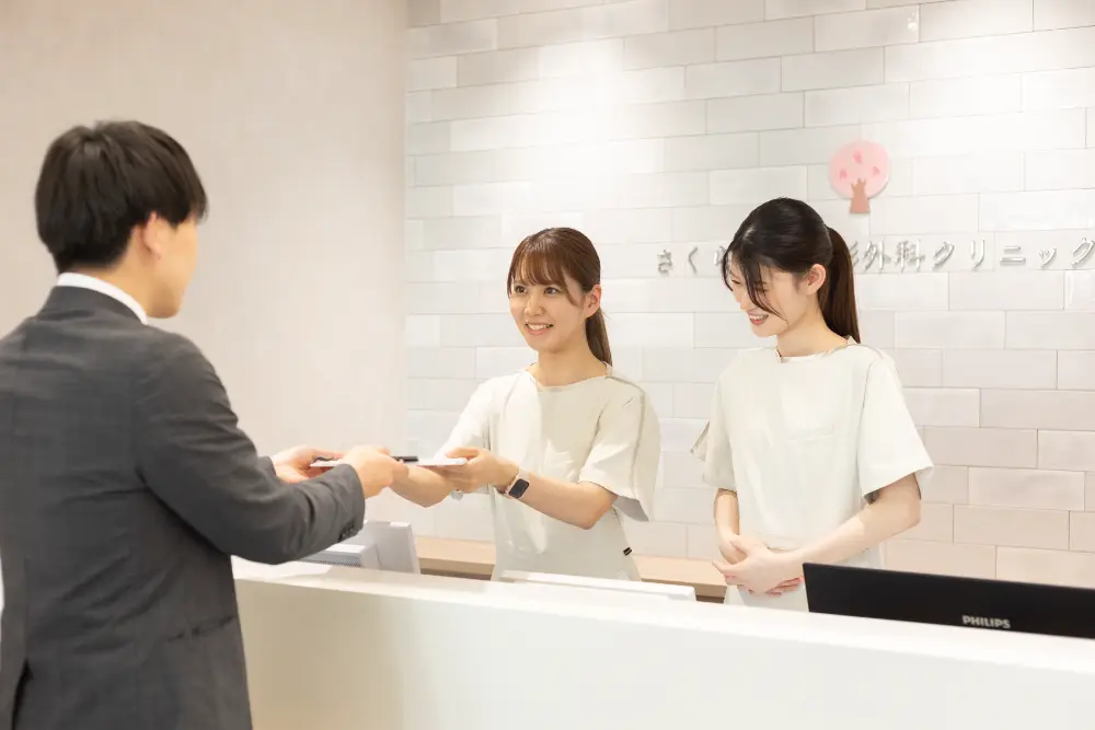 受付で対応するスタッフの様子