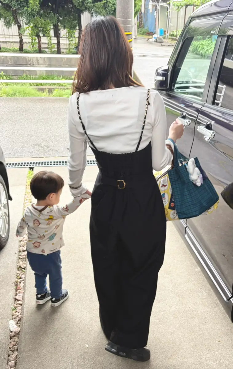 子どもと手をつなぎ送り迎えをするスタッフの様子