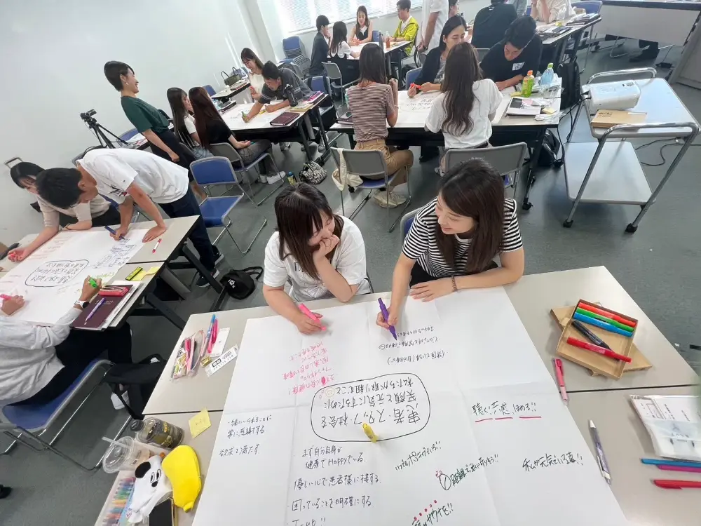セミナーでグループワークに取り組むスタッフの様子
