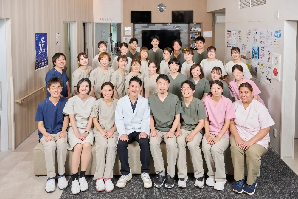 さくら通り整形外科クリニックのスタッフ集合写真