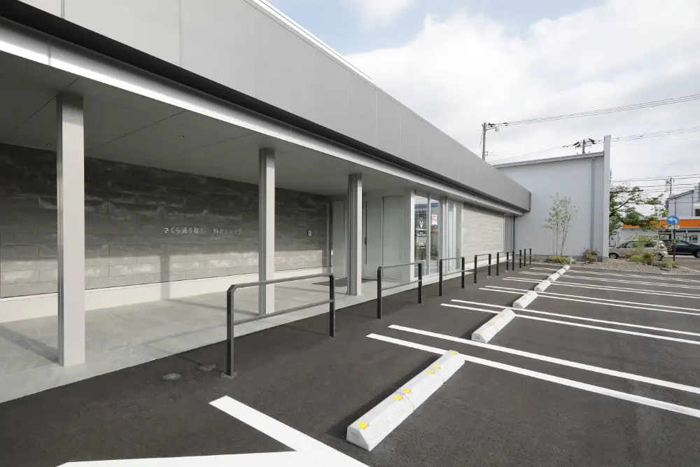 クリニックの建物全景と駐車場
