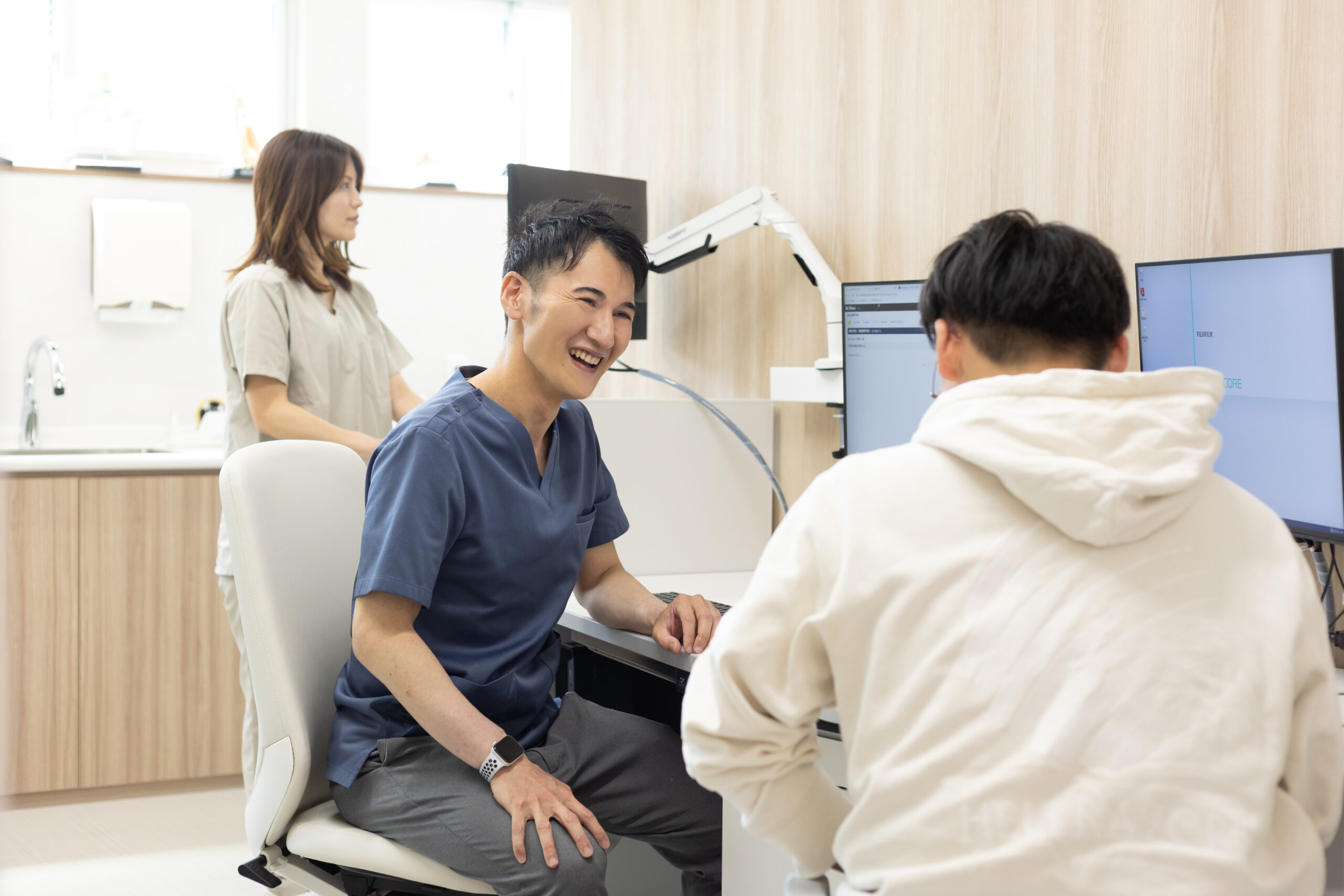 院長が患者に治療の流れを説明している診察の様子