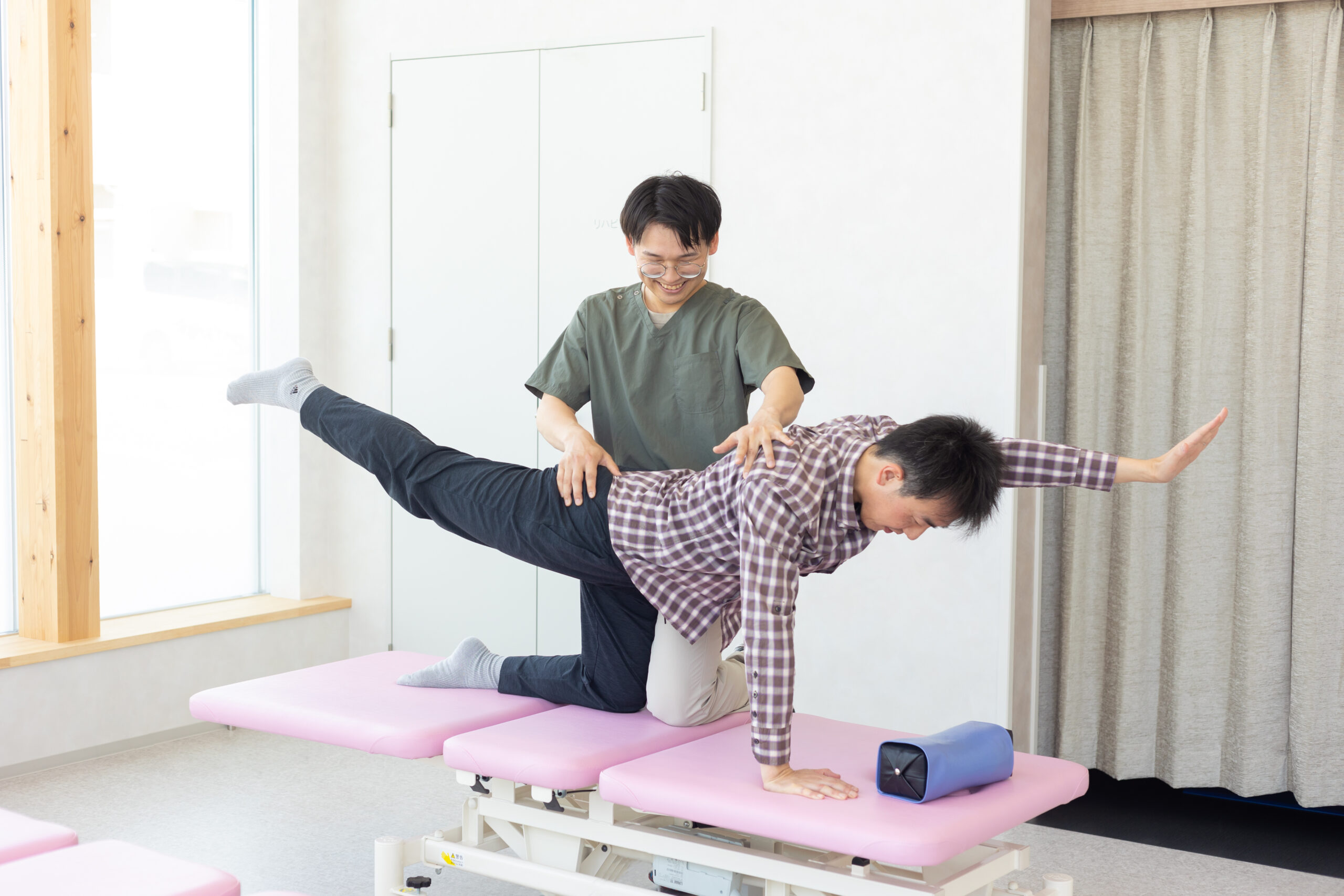 理学療法士が体幹の運動を指導している様子