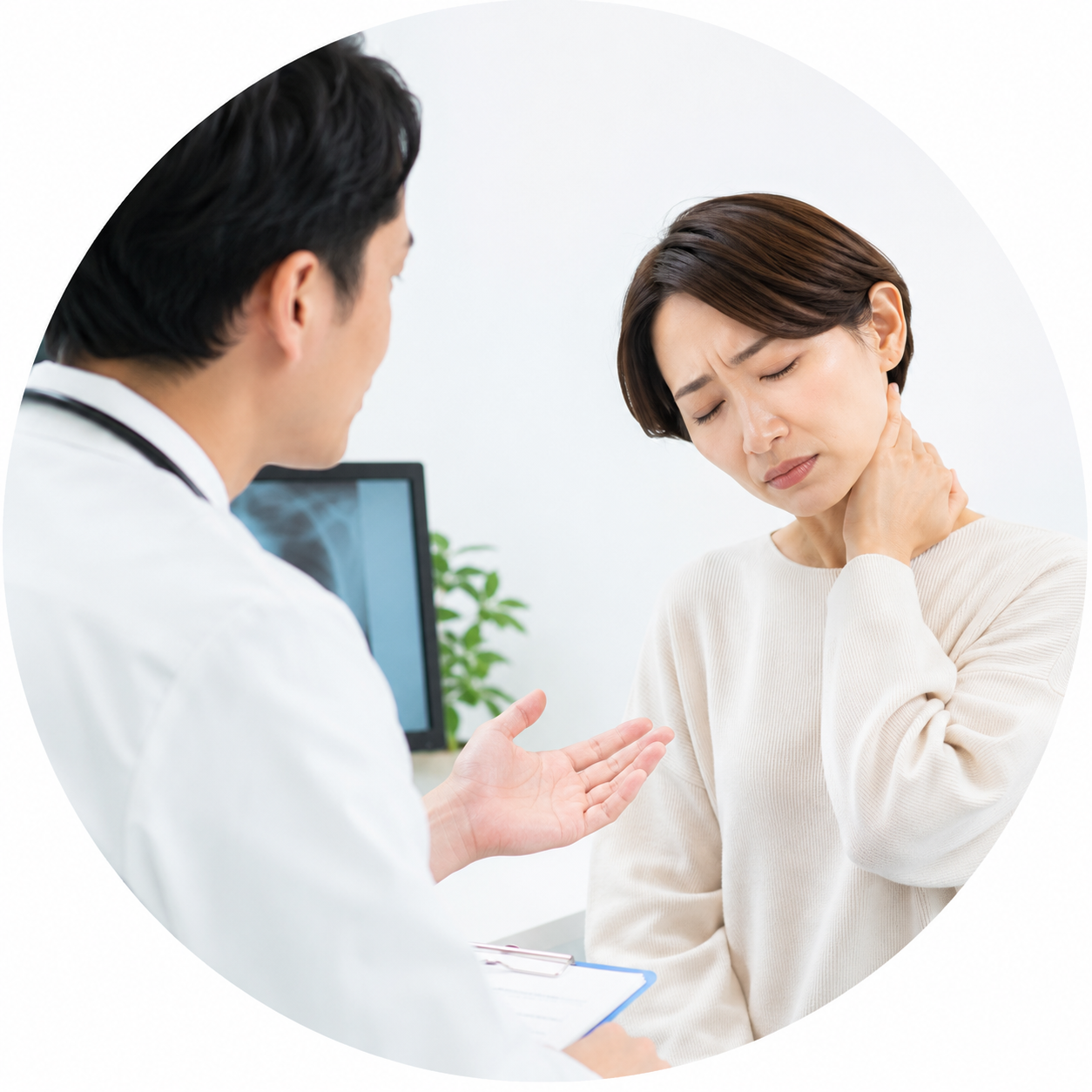 首の痛みについて医師が説明している様子(イメージ)