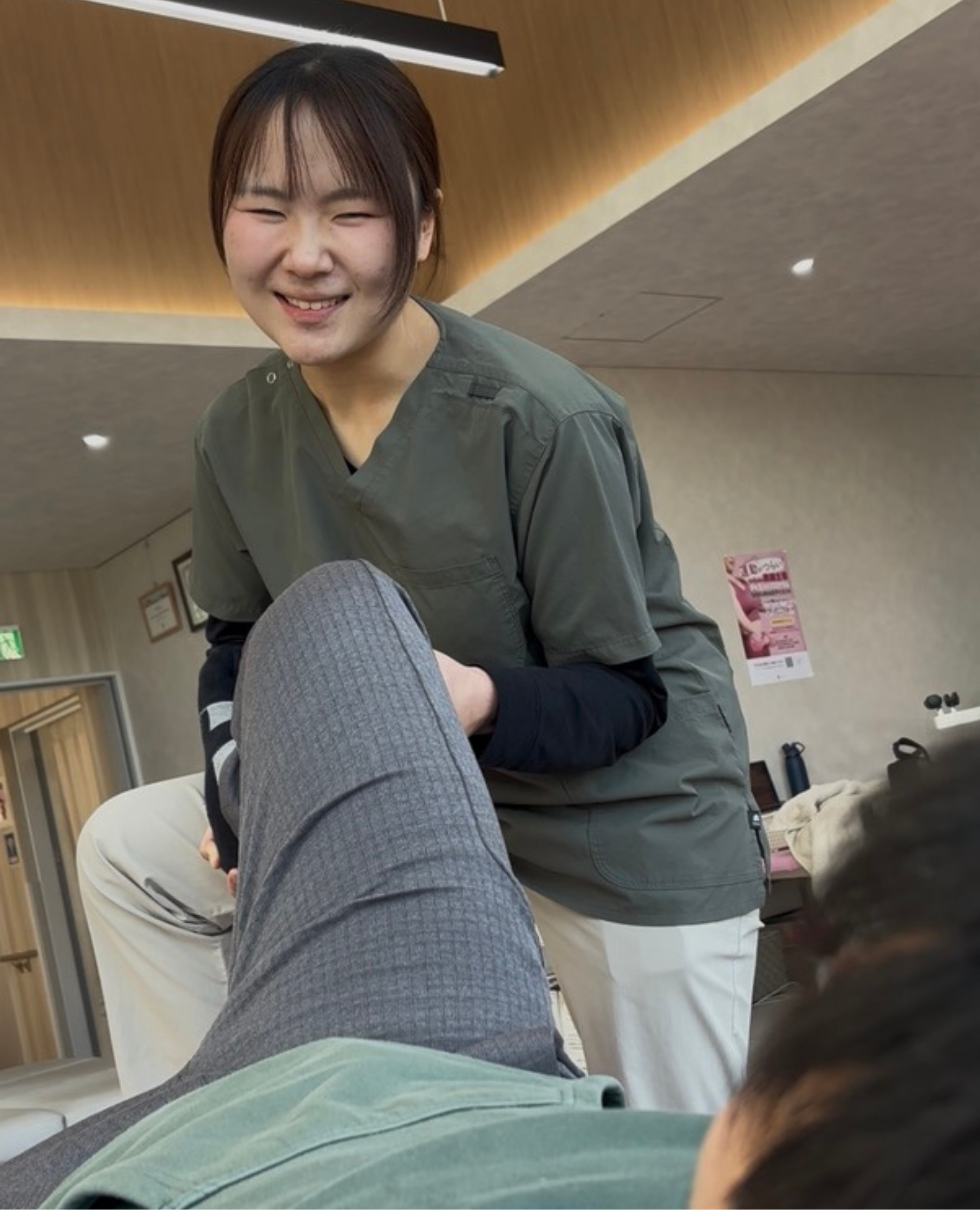 理学療法士が、ひざのリハビリテーションを行っている様子